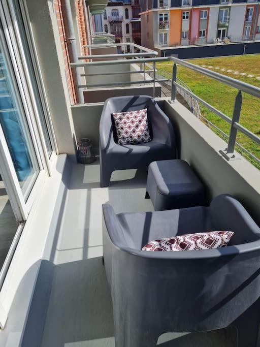 Trimaran Studio 10 Metres De La Plage Avec Balcon/Terrasse Мер-ле-Бен Экстерьер фото