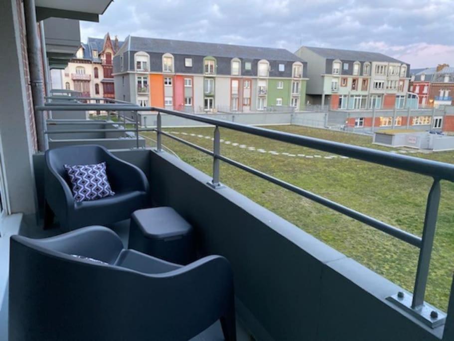 Trimaran Studio 10 Metres De La Plage Avec Balcon/Terrasse Мер-ле-Бен Экстерьер фото